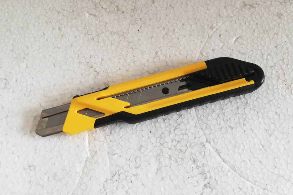 CUTTER 18MM CON 2 LAME STANLEY 266